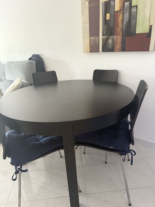 Mesa preta + 4 cadeiras