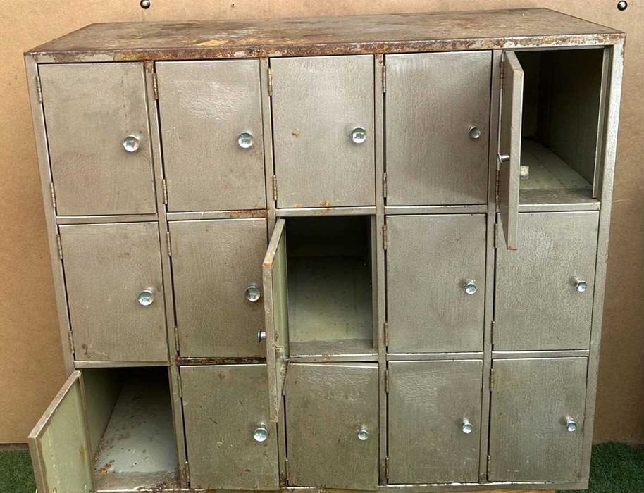 Armário de chapa (cacifo) antigo sinais dos anos do uso e do abandono
