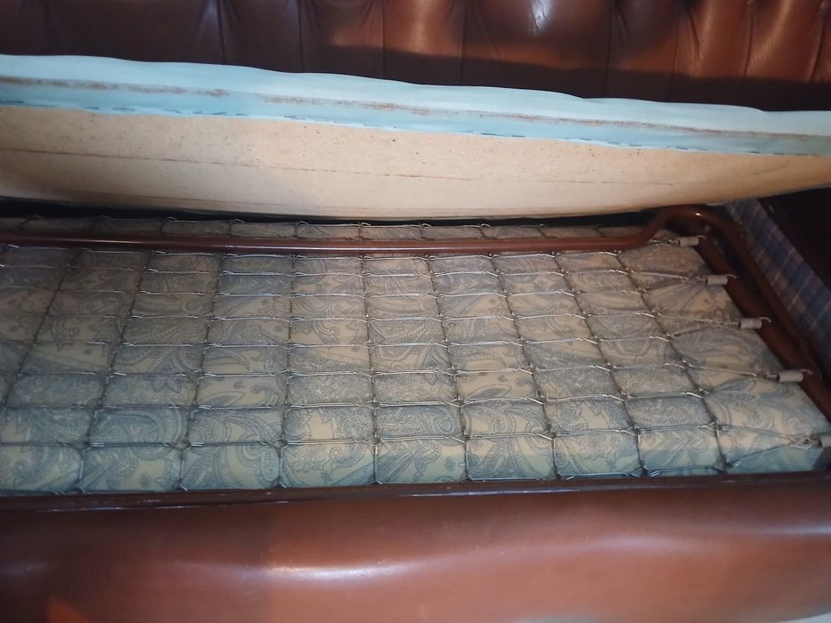 Conjunto sofas em cabedal