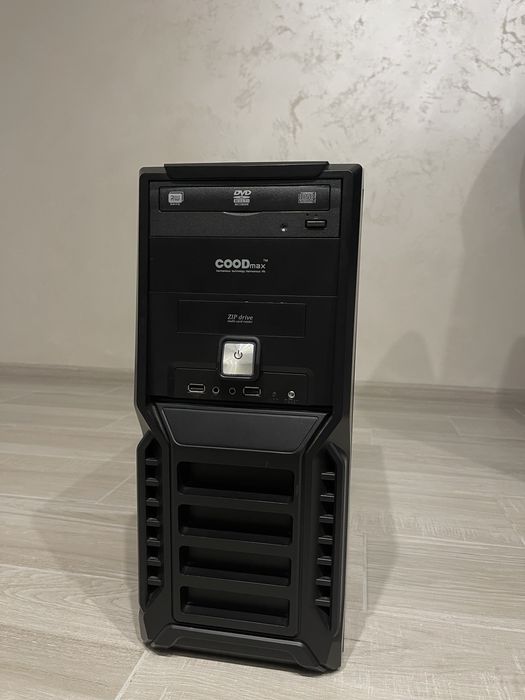 Компʼютер, монітор, клавіатура, колонки, камера, мишка