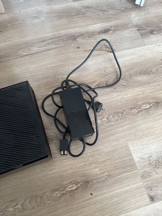 Microsoft Xbox One 500 GB + zasilacz w bdb stanie