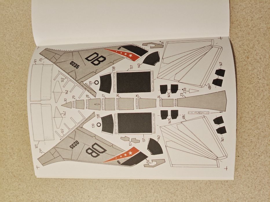 Model kartonowy F-8 Crusader