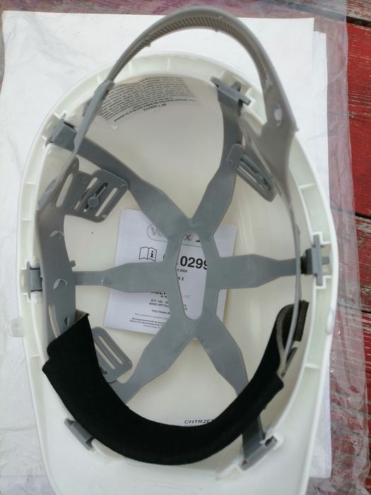 Kask budowlany (hełm) z regulacją.
