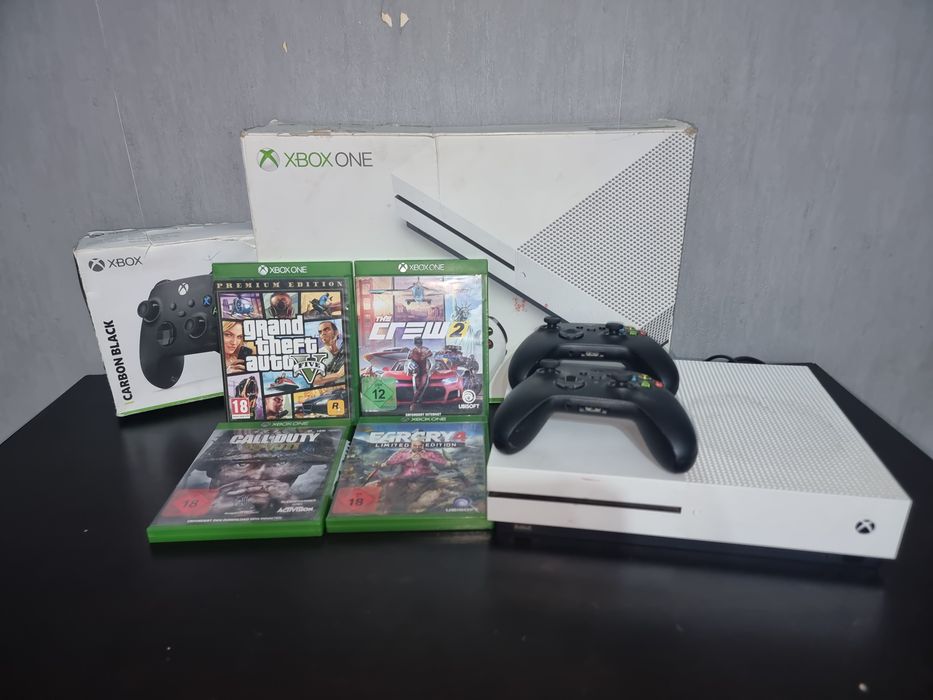 Xbox One s 1TB + 2 comandos + 4 jogos