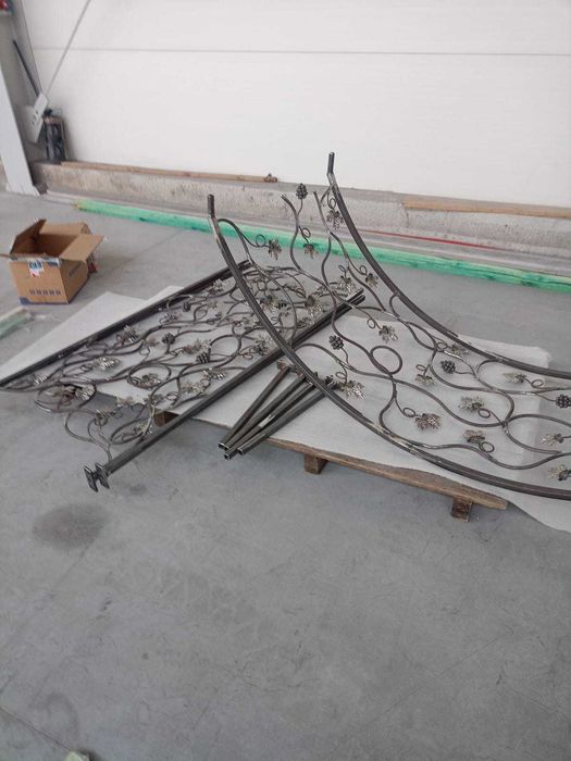 Pergola metalowa kuta do kwiatów