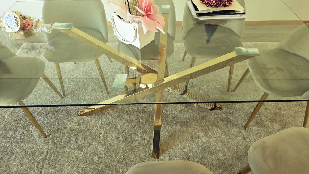 Mesa de vidro com base dourada