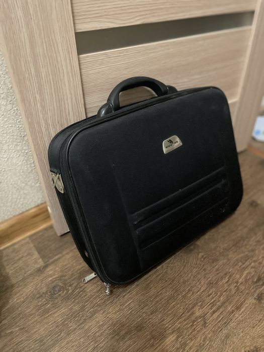 Продам сумку-кейс в дуже хорошому стані.