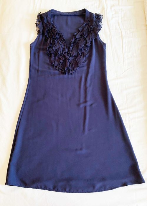 Vestido fluido com folhos no decote. NOVO.