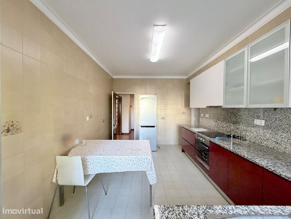 Apartamento T4 para arrendamento, situado na Rua Cândido de Oliveira