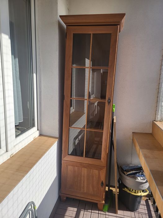 Szafka  salonowo-pokojowa, drewniana z szybami