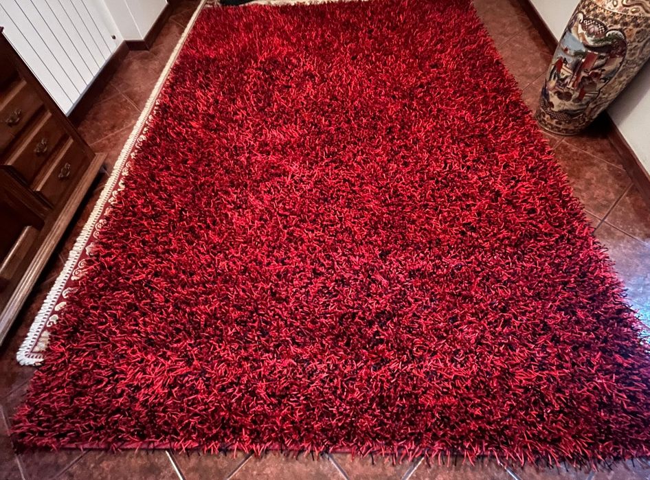 Carpete vermelha em ótimo estado, negociável