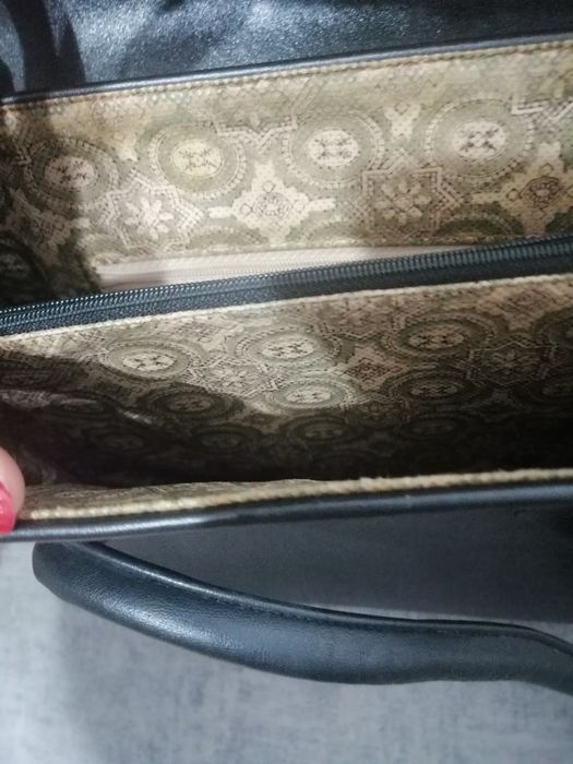 Três Malas de senhora em pele cor preta.