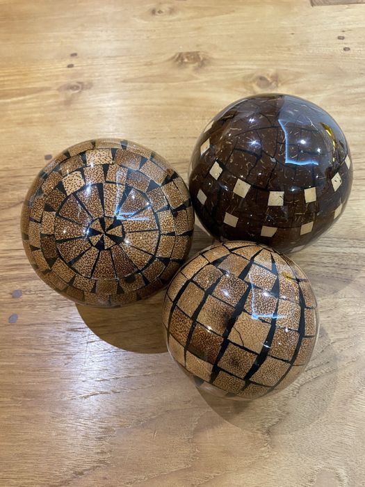 Bolas decorativas em madeira