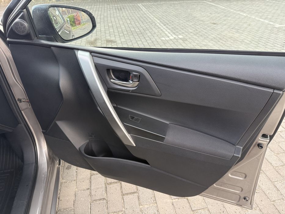 Toyota Auris 2013 хечбек БЕНЗИН 1.3