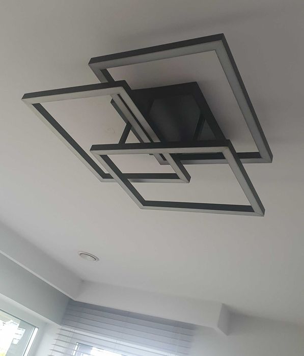 Designerski plafon LED 4 kwadraty 75 cm – czarny, ciepłe światło