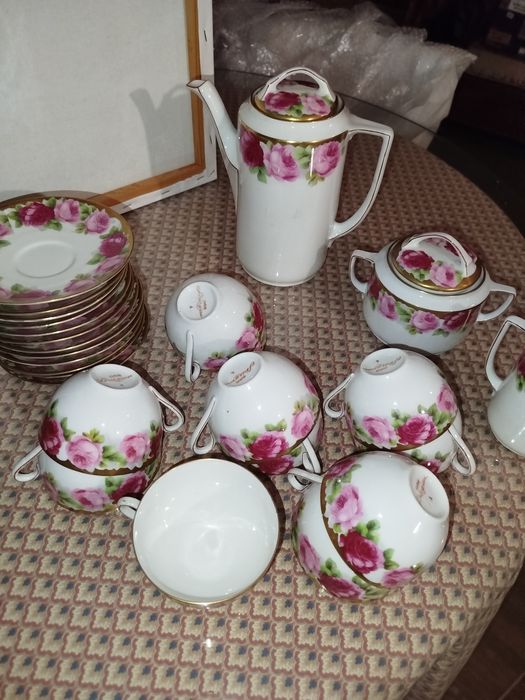 Serviço de chá em porcelana, decoração policromada com flores.