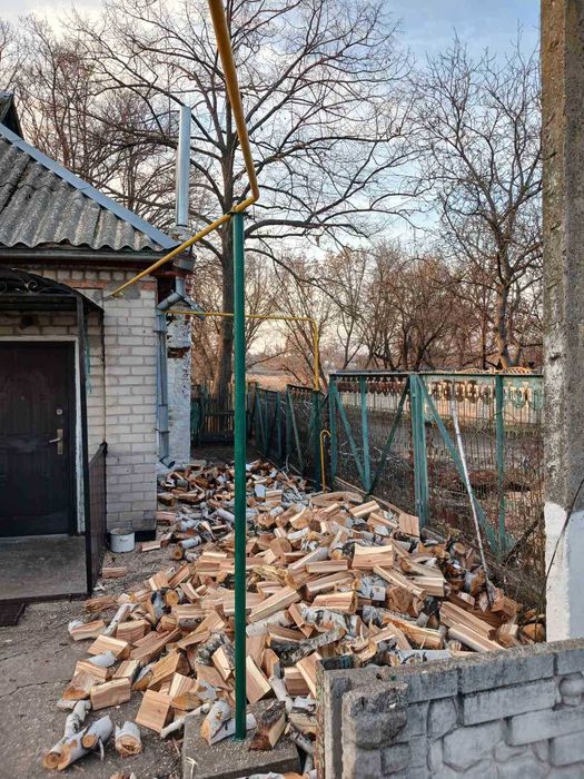 Спил дерев . Обрізка дерев.