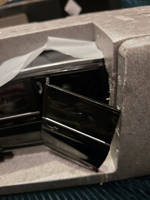 Mercedes V Class Long diler 1/18