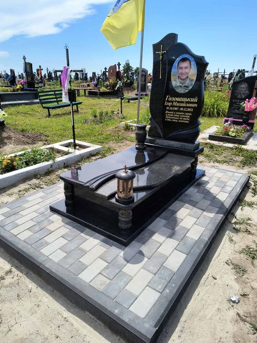 виготовляємо пам'ятники з граніту  художні роботи, встановлення.Різних