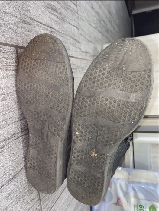 czarne trampki na wbudowanym koturnie