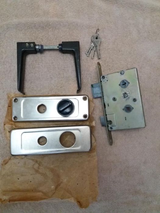 Замки врізні ,накладні та навісні