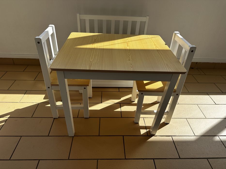 Conjunto mesa, cadeiras e banco com arrumação infantil