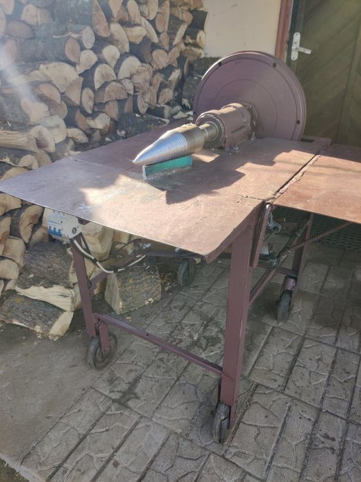 Колун для дрів. Дровокол.