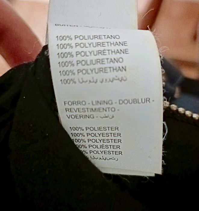 Bolsa preta em poliuretano com alça ajustável e design elegante