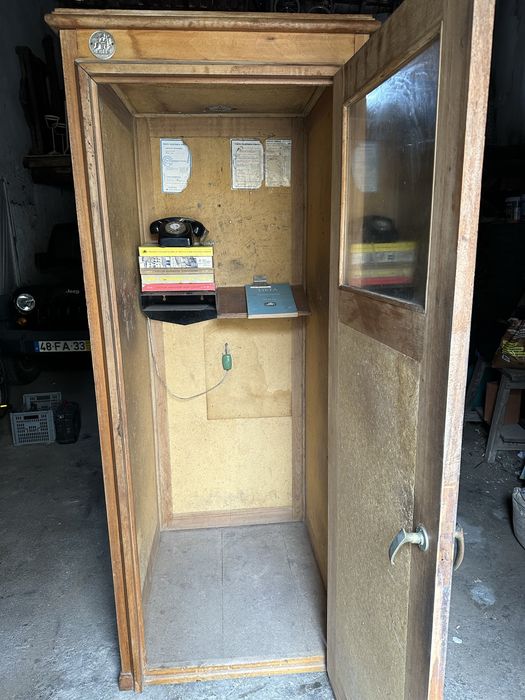 Vendo antiga cabine/posto telefónico público rural em madeira, de origem portuguesa, datada da década de 1960.