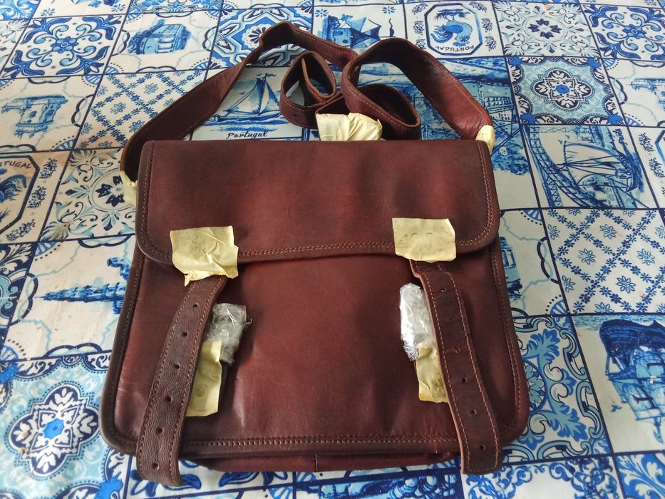 Vende se bolsas mediaval em pele.