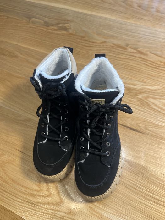 Czarne buty z futerkiem na grubej podeszwie. Sneakersy 39 /24 cm