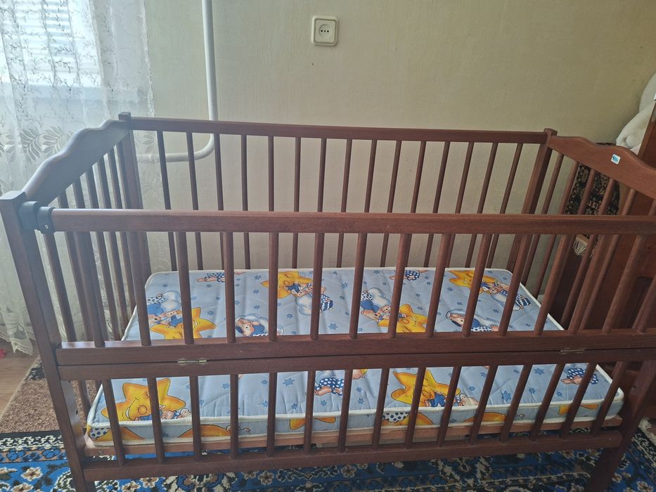 Дитяче ліжечко з маятником