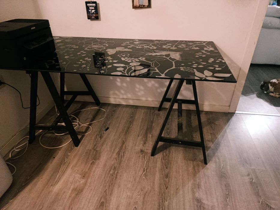 Mesa de vidro com detalhes florais