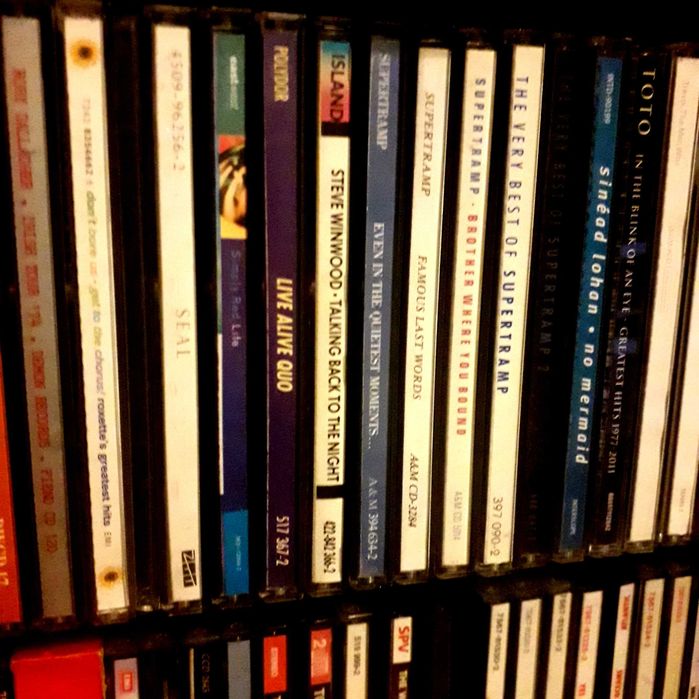 Diversos CD’s de vários grupos / bandas / cantores individuais