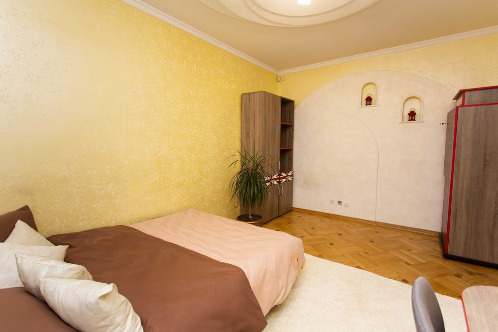 Центр. Вул. Липова. З кімнати. Звітні документи. Квартира подобово