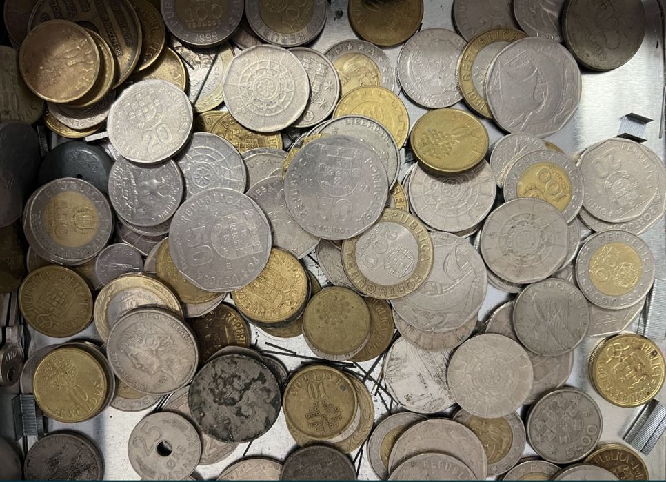 Caixa com moedas antigas