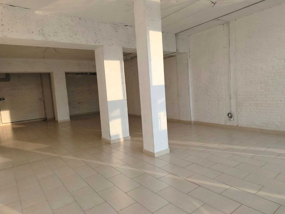 Продаж фасадного приміщення 84 м.кв. 2100 у.о.