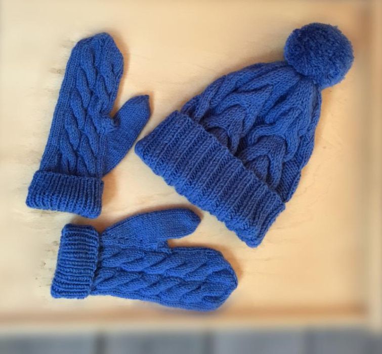 Теплий в'язаний комплект шапка з помпоном + рукавиці , шапка +варежки