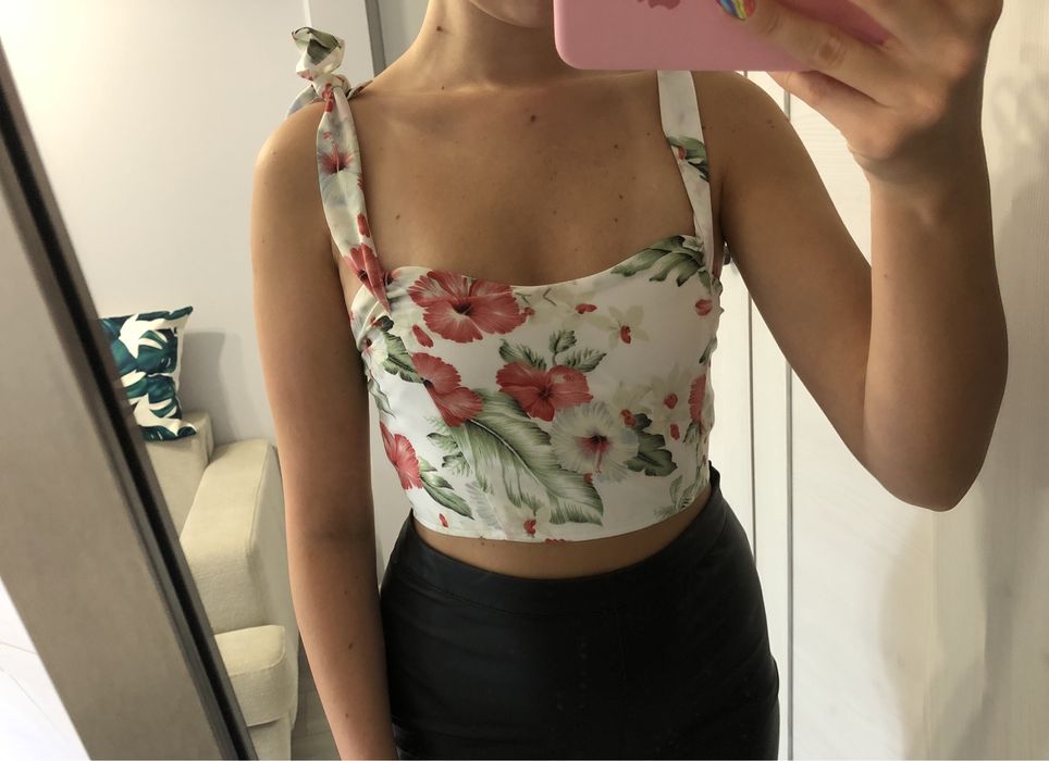 Biały top w kwiaty kokardy