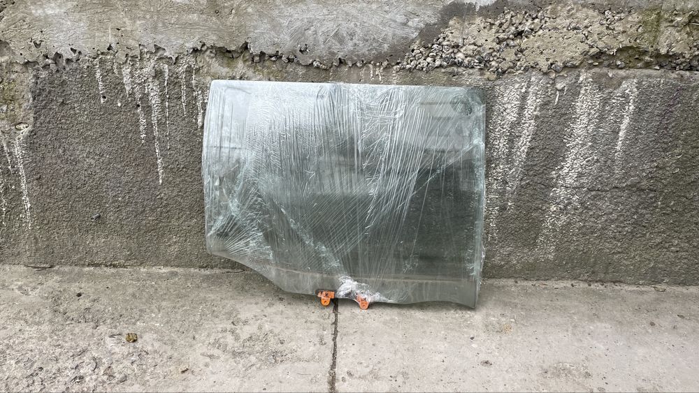 Заднее правое стекло Nissan Terrano II заднє праве скло Нісан Терано 2