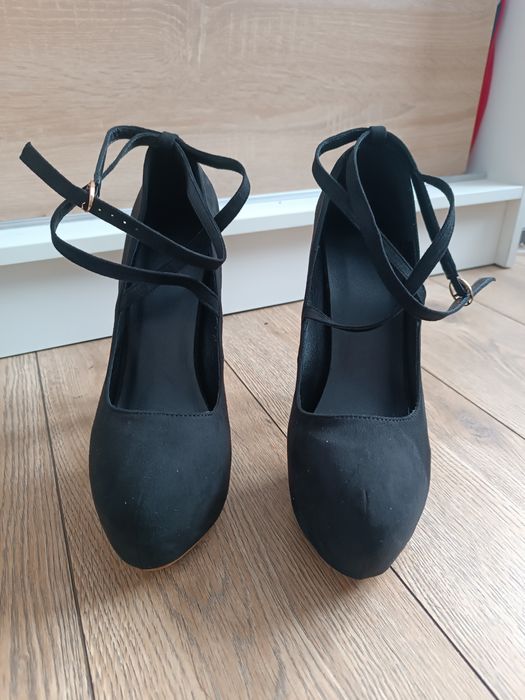 Czarne szpilki z paskiem