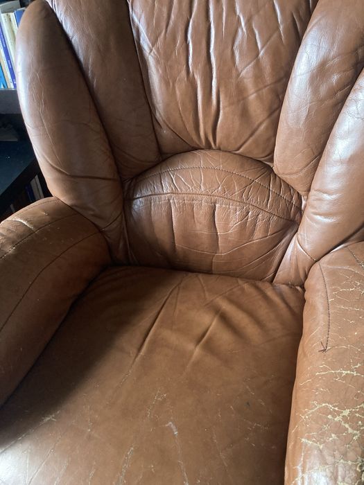 Sofá individual em pele castanho