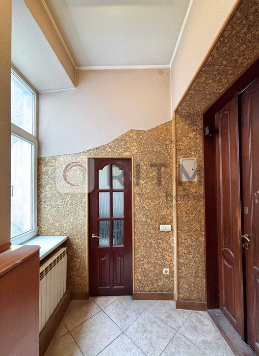 Продаж 3-кімнатної квартира в австрійському будинку — вул. Пекарська, 42, Личаківський район