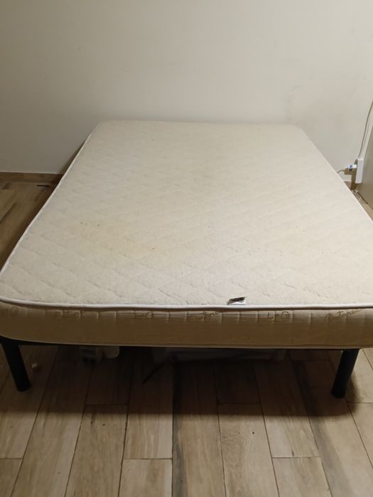 Colchão de casal com muito conforto e em bom estado