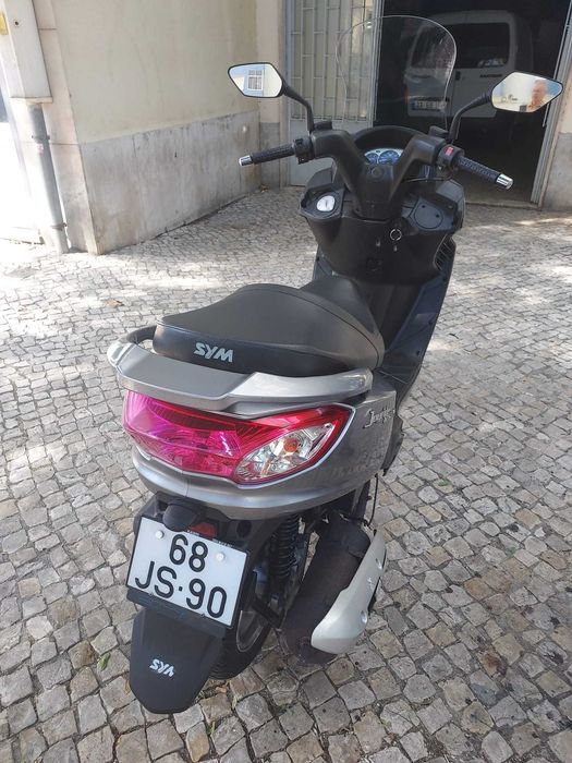 Scooter 125 a gasolina