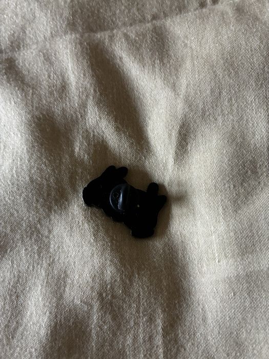 Przypinka z dłońmi i sercem