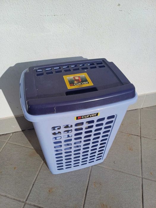 Cesto de plástico azul Curver com tampa – funcional e espaçoso