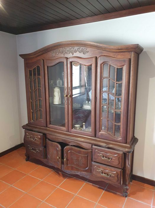 Jogo antigo de sala, com cristaleira, aparador, mesa, 4 cadeiras, e 2 cadeiras com braços