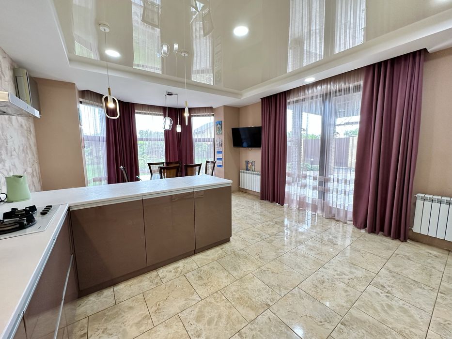 Продам добротный 2-х эт. дом 285 м2 в Обуховке, озеро Попасное, лес