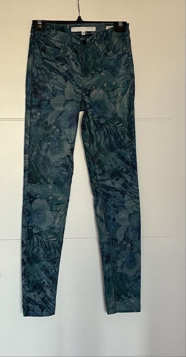 Jeansy Guess w turkusowe kwiaty